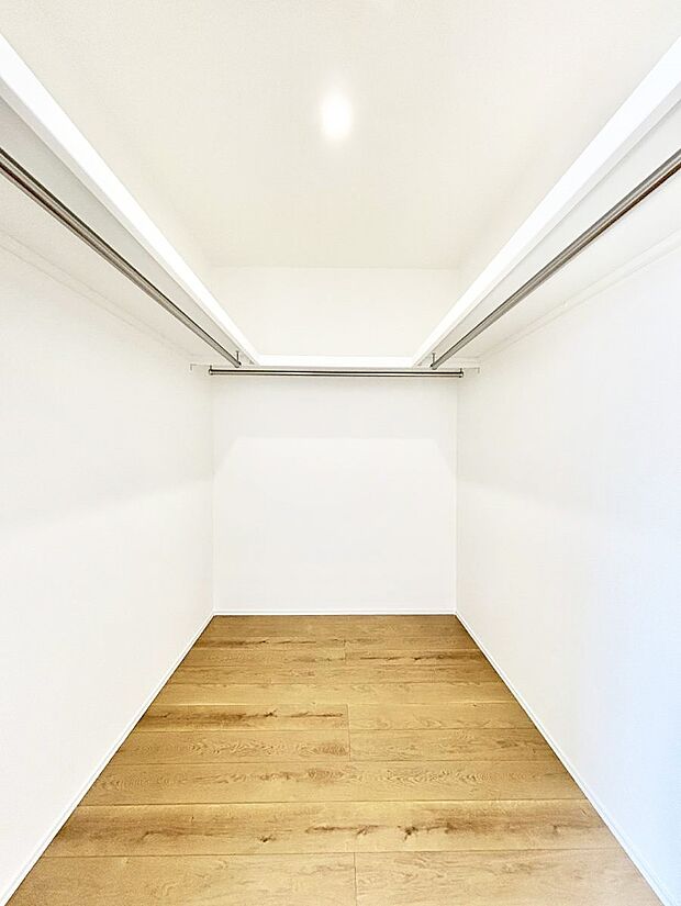 ウォークインクローゼット付きで生活空間を広く利用できます。