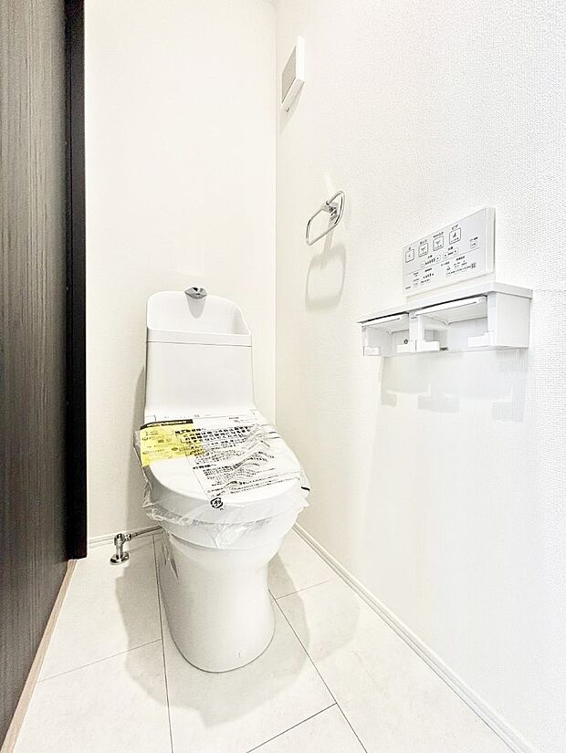 明るく清潔感のあるトイレです。