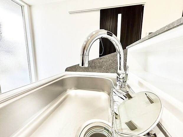 いつでも清潔なおいしいお水を。一つの水栓で水道水と浄水を使い分け。