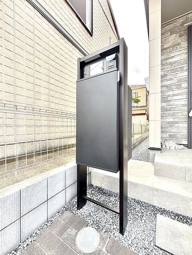 宅配ボックス付きで時間を気にせず宅配物をいつでも安全に受け取れます。