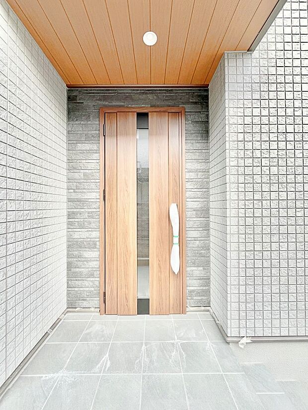 玄関前は雨が降っても濡れにくい屋根付き