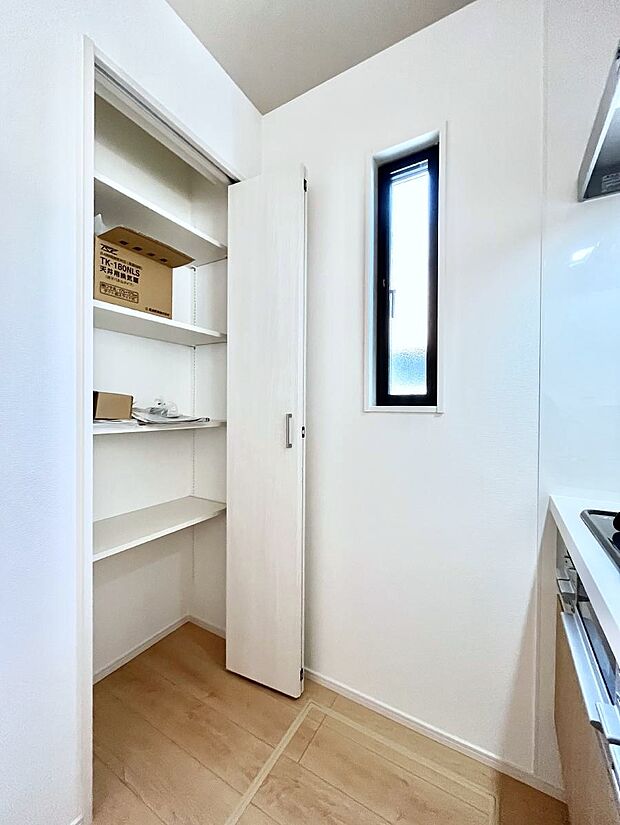 キッチンにはパントリー!食材のストックはもちろん、日用品の収納など使い方はいろいろ!