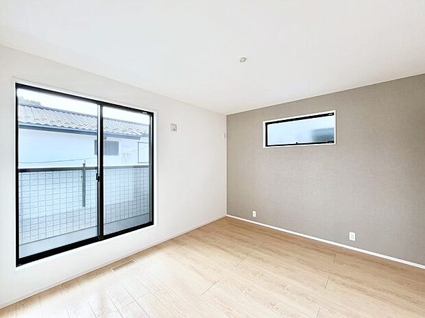 アクセントクロスがお洒落な洋室。2面採光で明るさ&風通し良好!