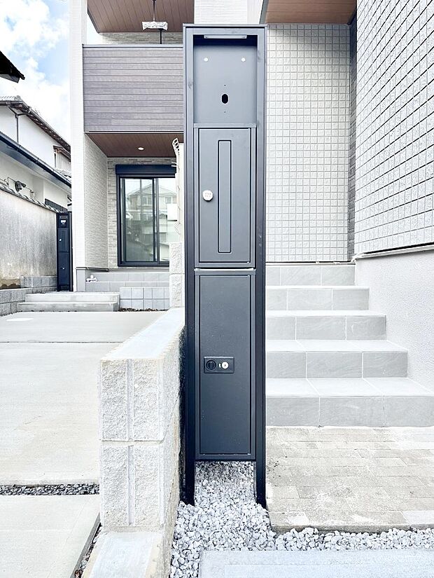 表札・インターホン・ポスト・宅配BOXをひとつに集約。エントランスになじむシンプルデザイン。