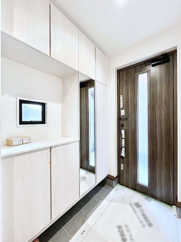 飾り棚を利用して、お越しいただくお客様をおもてなしできます。