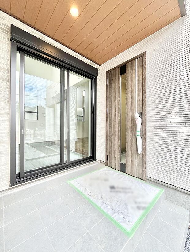 玄関前は屋根付きで雨が降っていても濡れにくいです