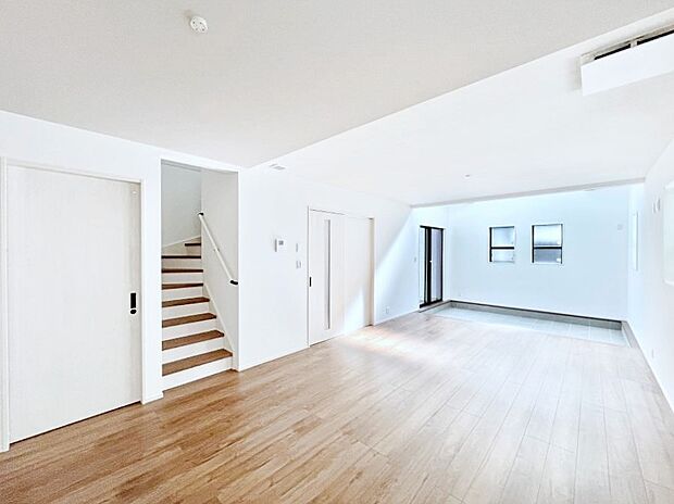 明るい陽光が注ぎ、寛ぎの雰囲気に満たされるリビング・ダイニング。