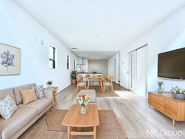 家族の和やかな会話が聞こえてきそう。開放感のあるリビングです。※家具はCGです