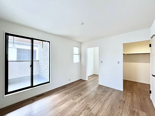 ウォークインクローゼットがあるお部屋。季節ごとの入れ替えも不要で便利です!