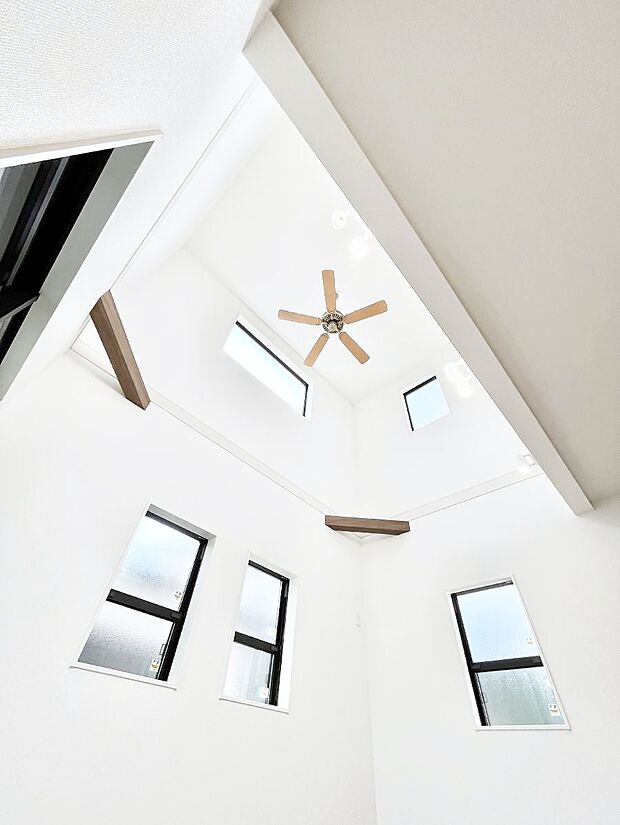 明るい日差しが差し込む吹き抜け設計