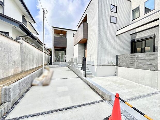 奥まった地形は、車道に面しておらず、静かでプライベート感を味わえる立地です。