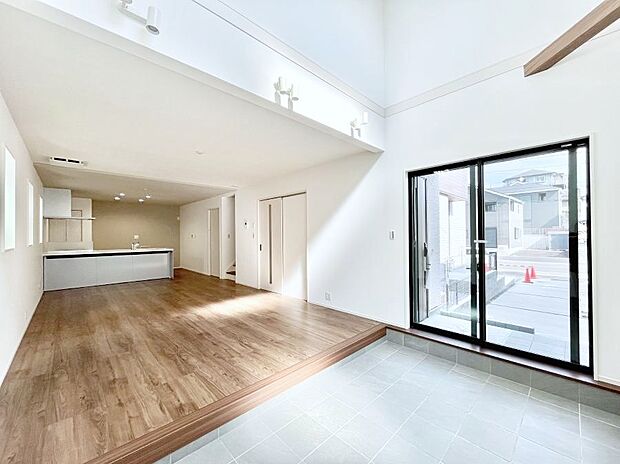 日当たりの良いリビング。お気に入りのグリーンを飾れば更に心地よさがアップ!