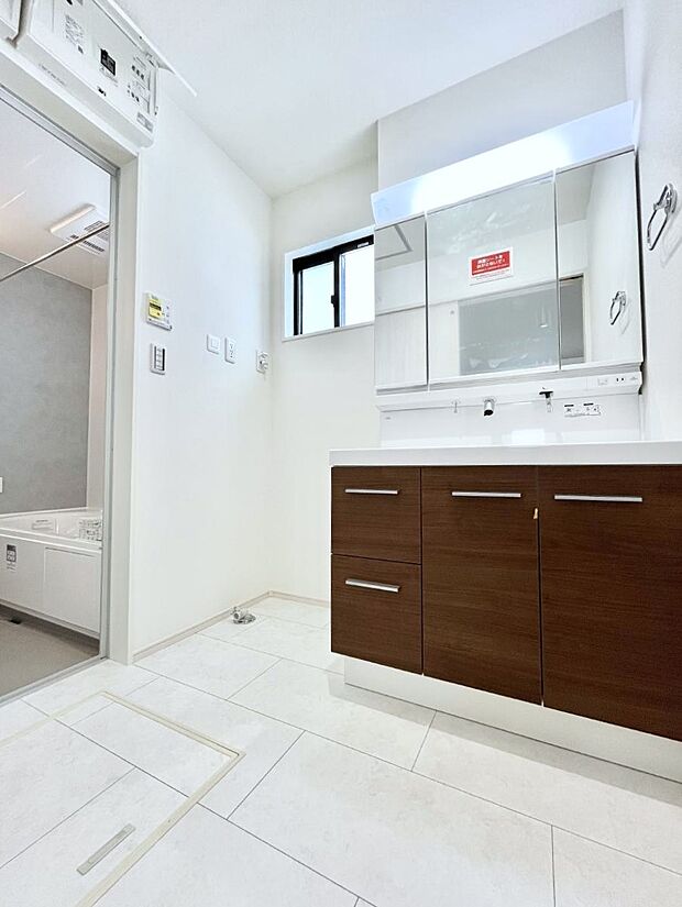 身支度もスムーズにおこなえる脱衣場。