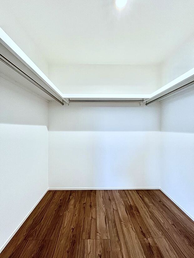 ウォークインクローゼット付きで生活空間を広く利用できます。