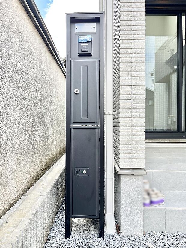 表札・インターホン・ポスト・宅配BOXをひとつに集約。エントランスになじむシンプルデザイン。