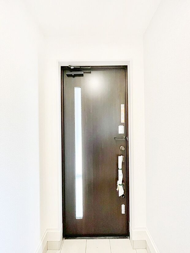 ご家族やお客様を気持ちよくお出迎え!明るい陽光が入り込む玄関。