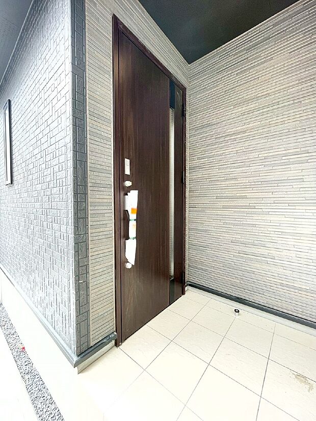 シンプルで落ち着いた雰囲気の玄関でご家族やお客様をお出迎え!