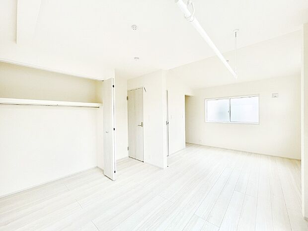 ライフスタイルに合わせて2部屋として利用できる広々とした洋室。　