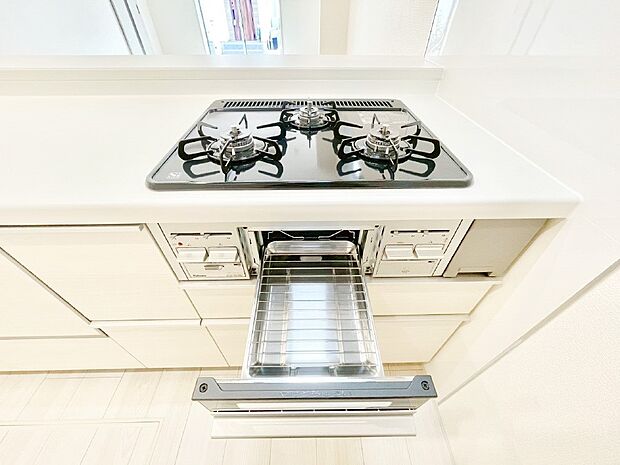 ガスコンロはＳｉセンサー搭載。火力調節や焦げ付き・消し忘れも防いでくれます。