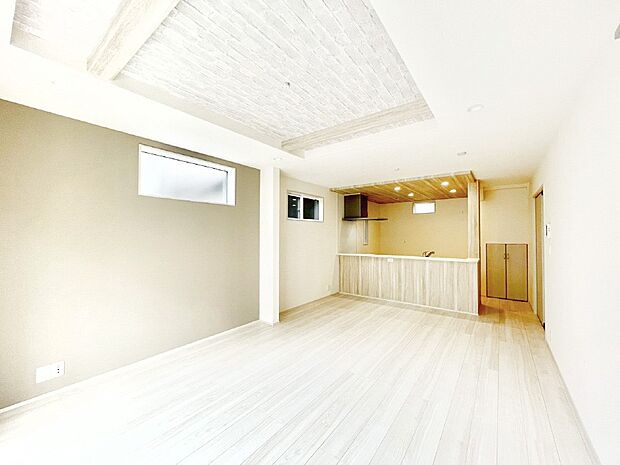 家族の笑顔が自然と生まれてくる、そんな雰囲気のダイニングに仕上がっています。