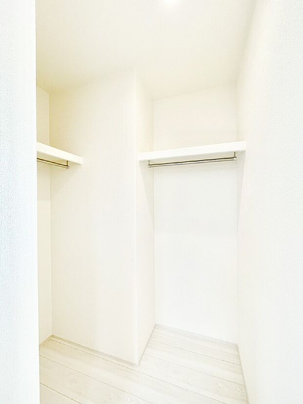 衣類をハンガーに掛けたまま収納できるWIC。衣類の整理整頓がしやすくて便利です!