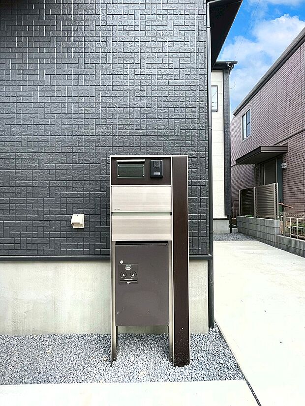 表札・インターホン・ポスト・宅配BOXが一体型となったシンプルデザインの門柱