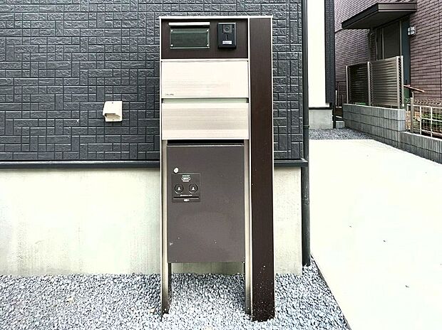 荷物の受け取りが多い方も安心！不在時にも荷物が受け取れる宅配BOX付きです。