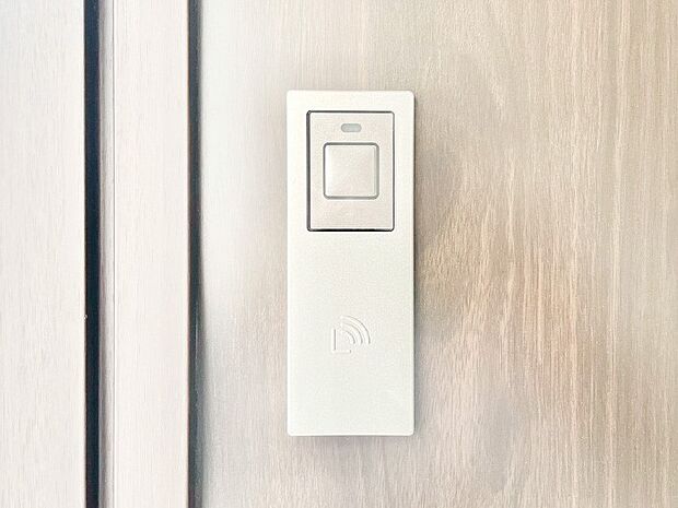 ボタンを押してかざすだけ!玄関ドアは電子キー仕様です。
