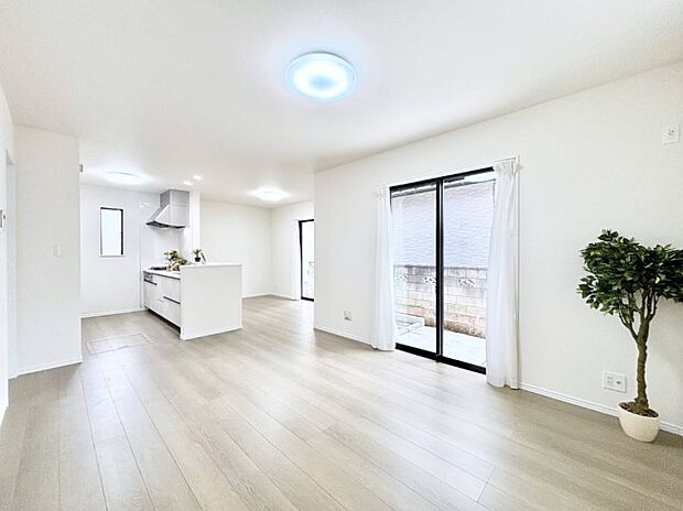 明るい陽光が注ぎ、寛ぎの雰囲気に満たされるリビング・ダイニング。