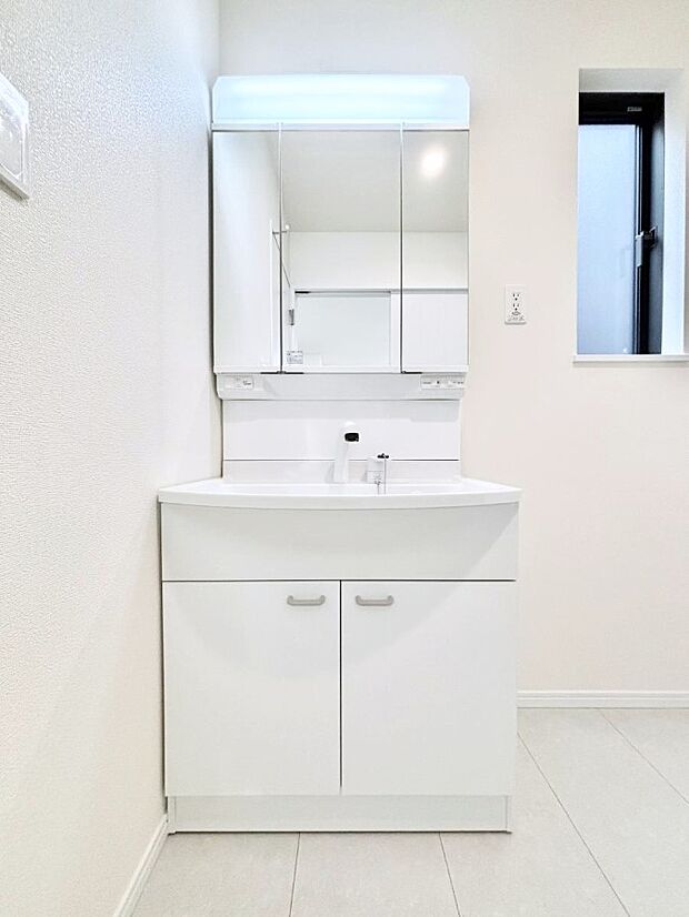 大きく見やすい三面鏡で清潔感ある洗面台は、身だしなみチェックや肌のお手入れにおすすめです。 