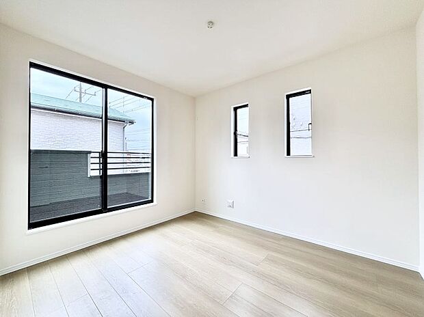 バルコニーが開放感をプラスしてくれる洋室