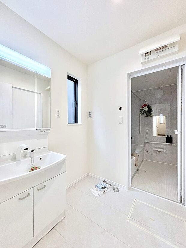 清潔感のある快適空間です。毎日の身支度も気持ち良くお使い頂けます。