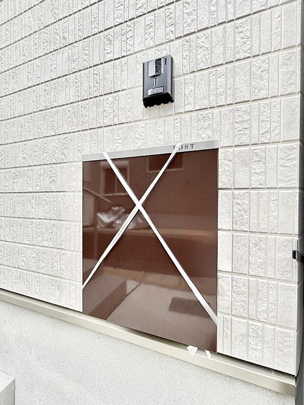 表札・インターホン・ポスト・宅配ＢＯＸをひとつに集約。エントランスになじむシンプルデザイン。