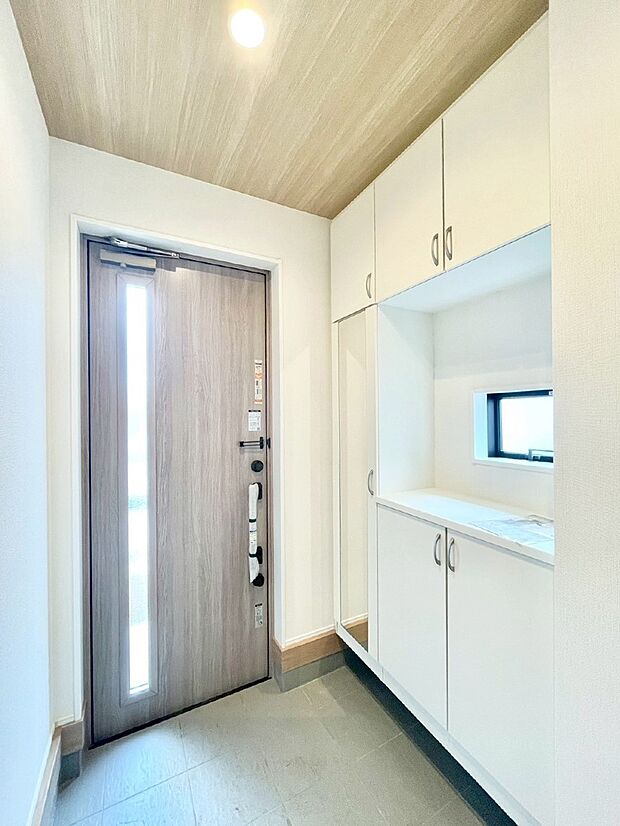 明るい玄関はお客様をお出迎えするのにぴったりです!