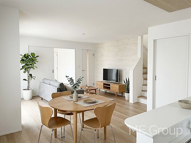 ご家族の賑やかな話し声で包まれる明るいリビング ※家具はCGです