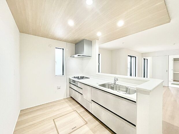 爽やかな風が通り抜けるキッチン。窓があるので明るく換気にも役立ちます。