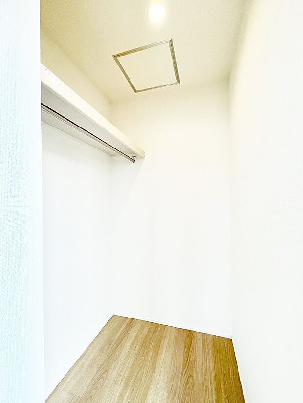 ウォークインクローゼット付きで生活空間を広く利用できます。