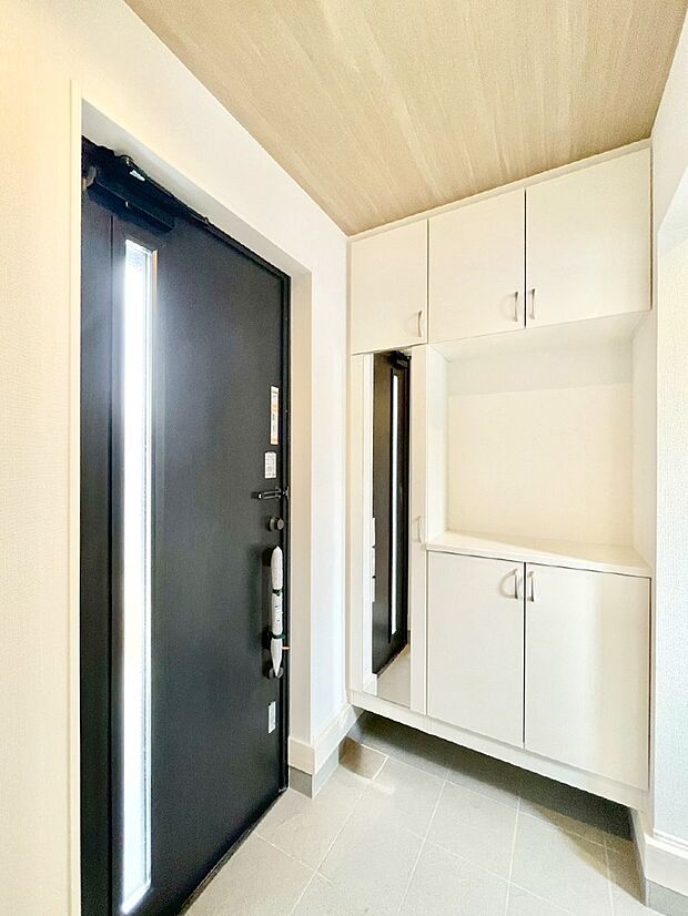 明るい玄関はお客様をお出迎えするのにぴったりです!