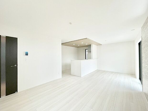 明るい陽光が注ぎ、寛ぎの雰囲気に満たされるリビング・ダイニング。