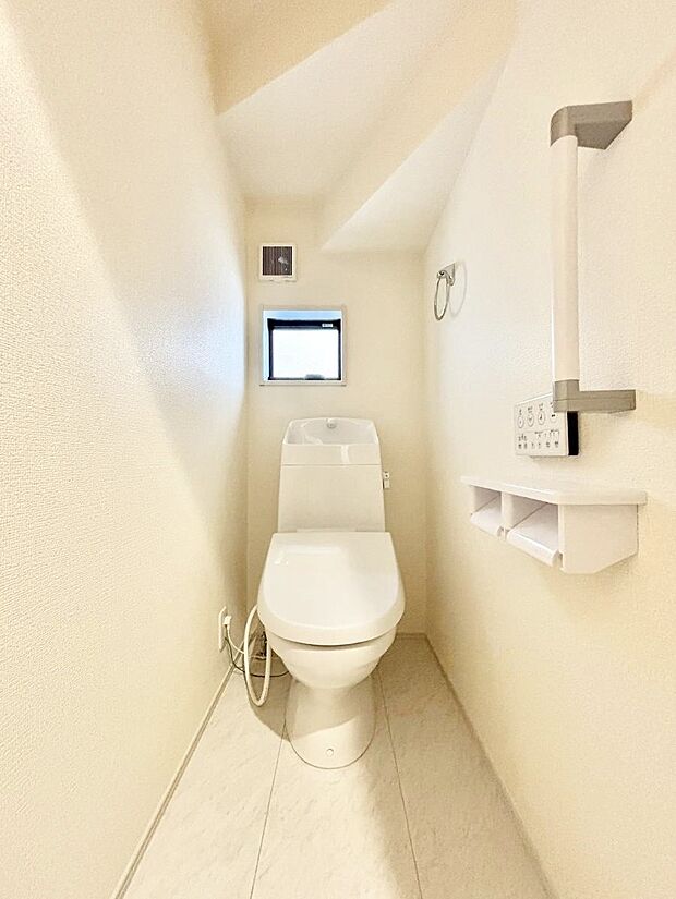 清潔感あるシャワートイレ。小窓から光が注ぎ込みます！