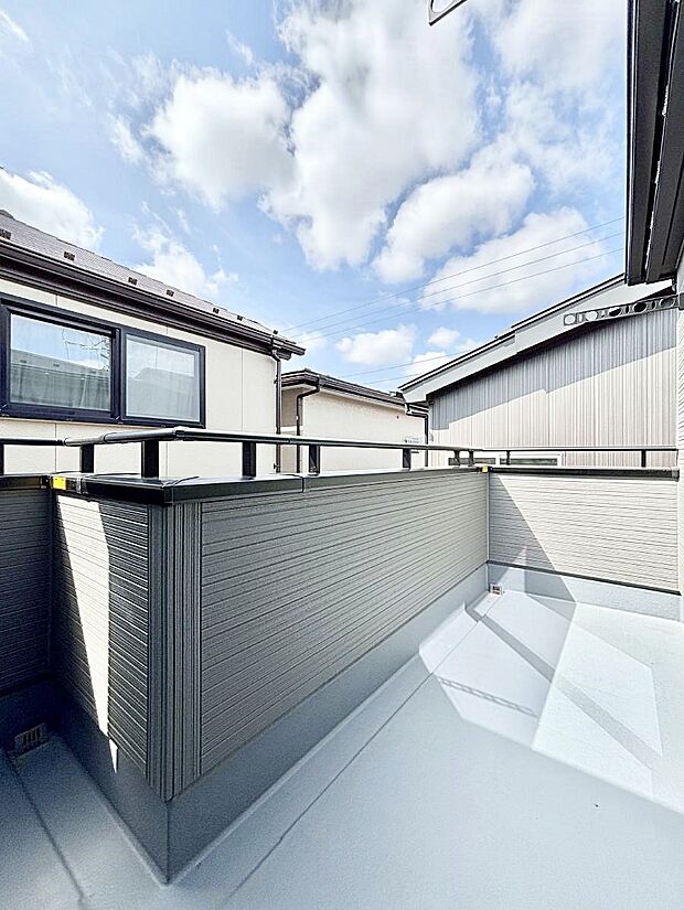 ゆったりバルコニーだから沢山お洗濯ものを干せます。