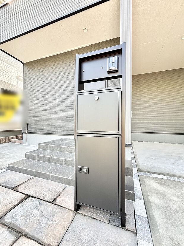 表札・インターホン・ポスト・宅配ＢＯＸをひとつに集約。エントランスになじむシンプルデザイン。