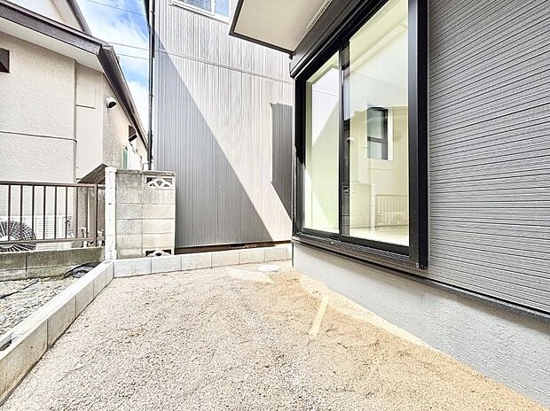 住まいに明るい光と開放感を演出してくれる庭スペース付き！