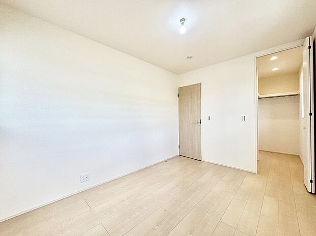 ウォークインクローゼットがあるお部屋。季節ごとの入れ替えも不要で便利です。