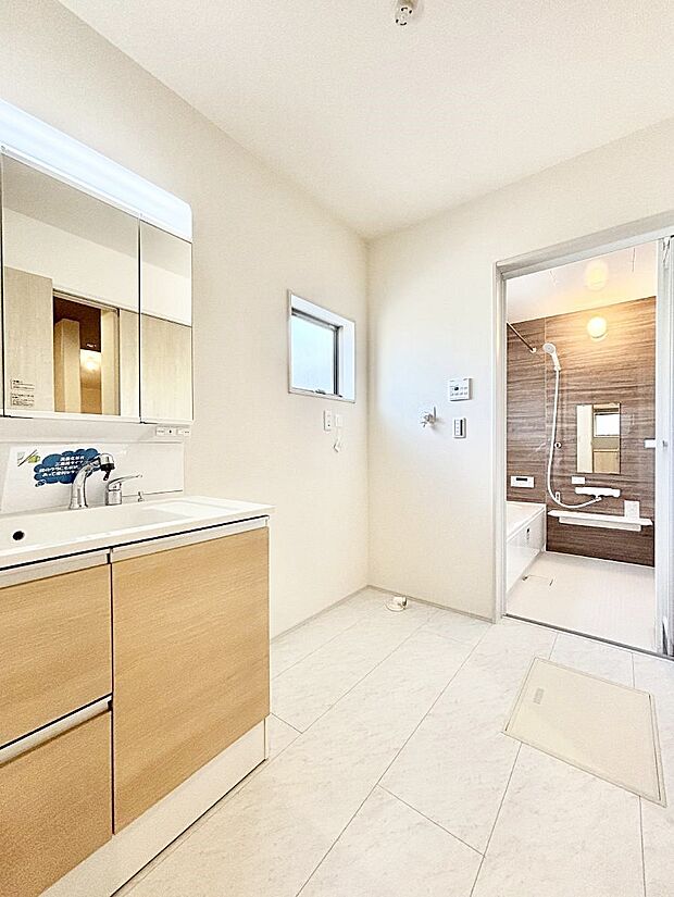 小窓がついているので湿気の多い場所でも換気が十分行えます。毎日の身支度を気持ち良く！