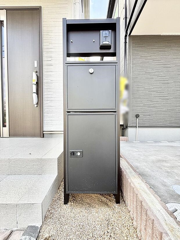 表札・インターホン・ポスト・宅配ＢＯＸをひとつに集約。エントランスになじむシンプルデザイン。