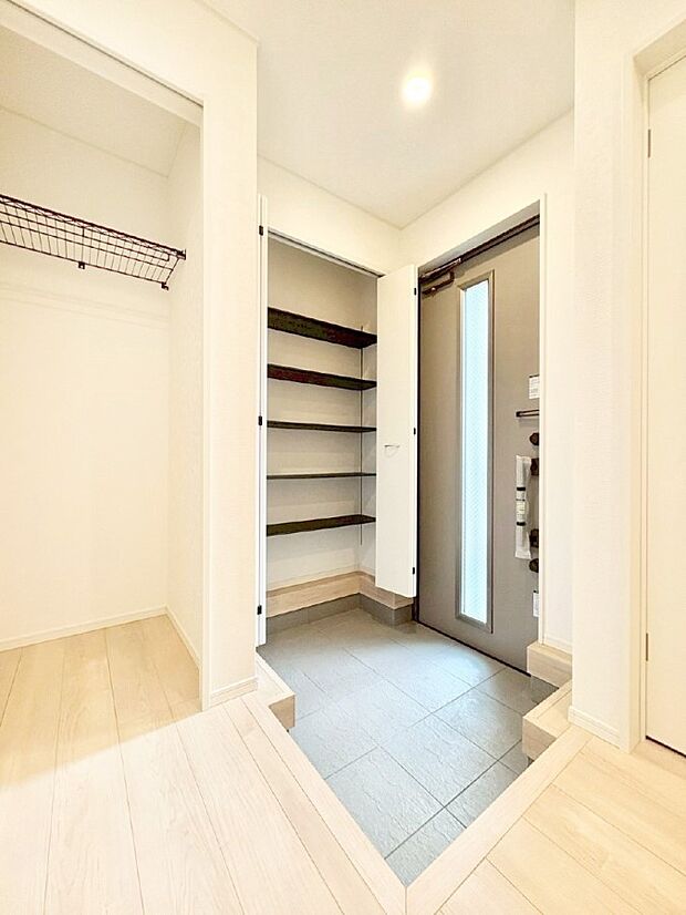 明るい玄関はお客様をお出迎えするのにぴったりです！ 