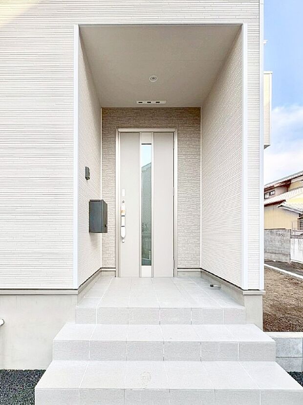 大切な家族、来客を出迎える玄関。