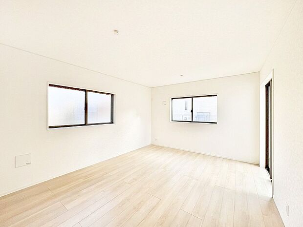 家族団らんの時間も増えそうなくつろぎのリビングダイニング。