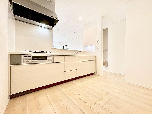 リビングで遊ぶお子様を見守りながらお料理ができる対面キッチン。  